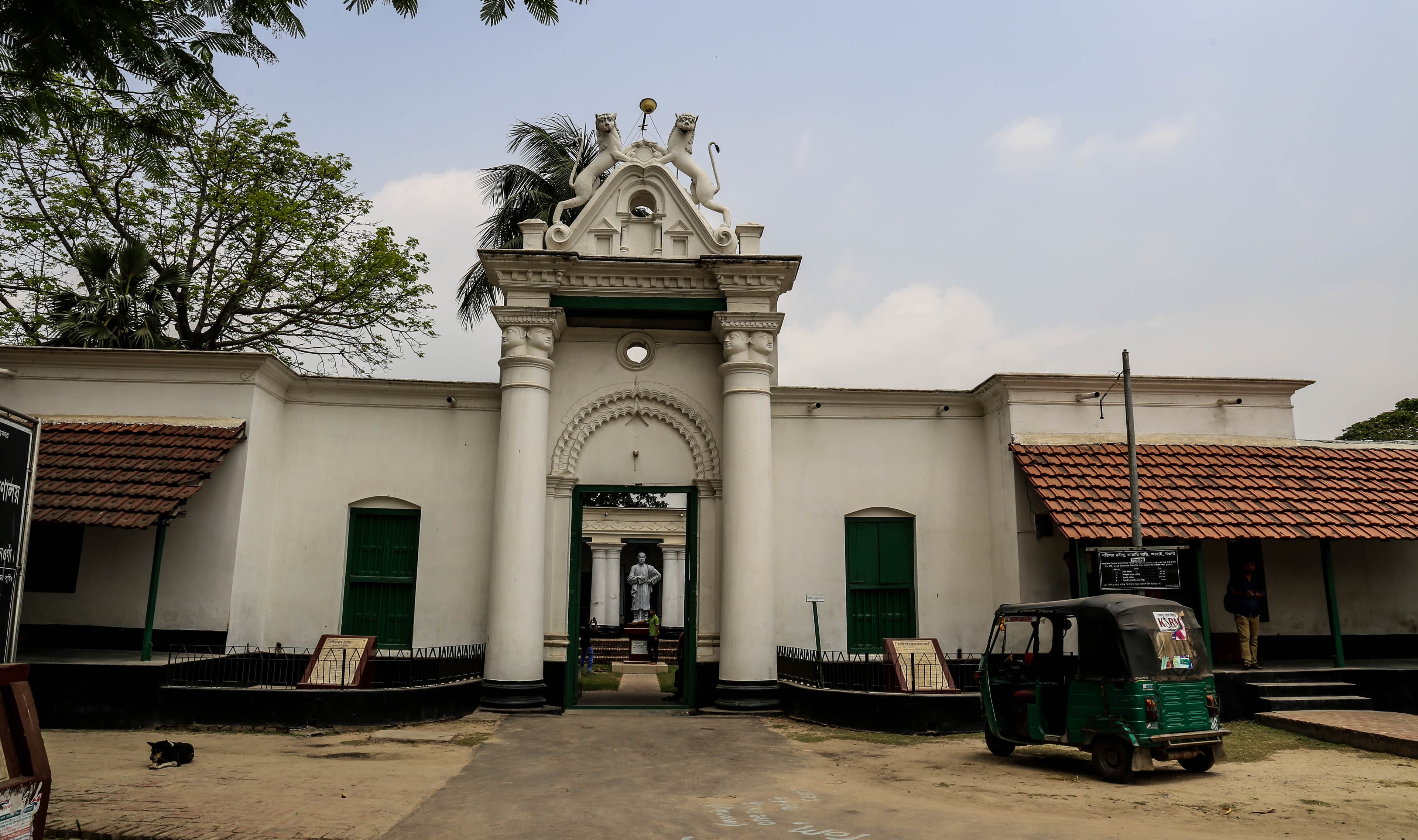 পতিসর রবীন্দ্র কাচারী বাড়ির মূল ফটক